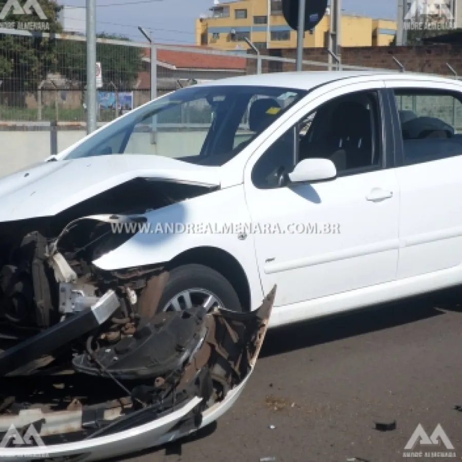 MOTOCICLISTA BATE EM AUTOMÓVEL EM MARINGÁ E FICA EM ESTADO GRAVE.