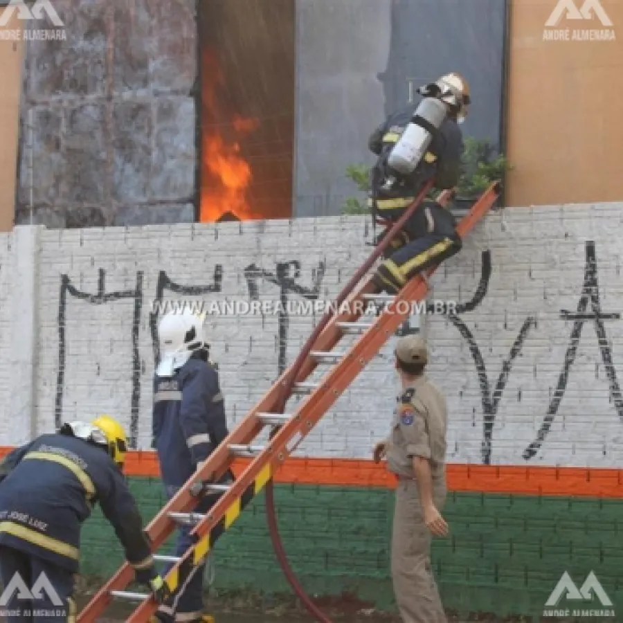 INCÊNDIO EM BARRACÃO NO CENTRO DE MARINGÁ MOBILIZA UNIDADES DO CORPO DE BOMBEIROS.