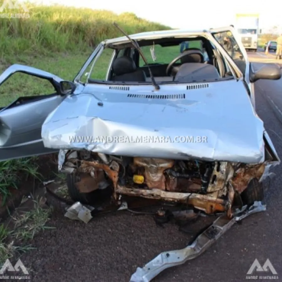 BATIDA FRONTAL ENTRE DOIS CARROS DEIXA DUAS PESSOAS FERIDAS NA REGIÃO DE MARINGÁ.