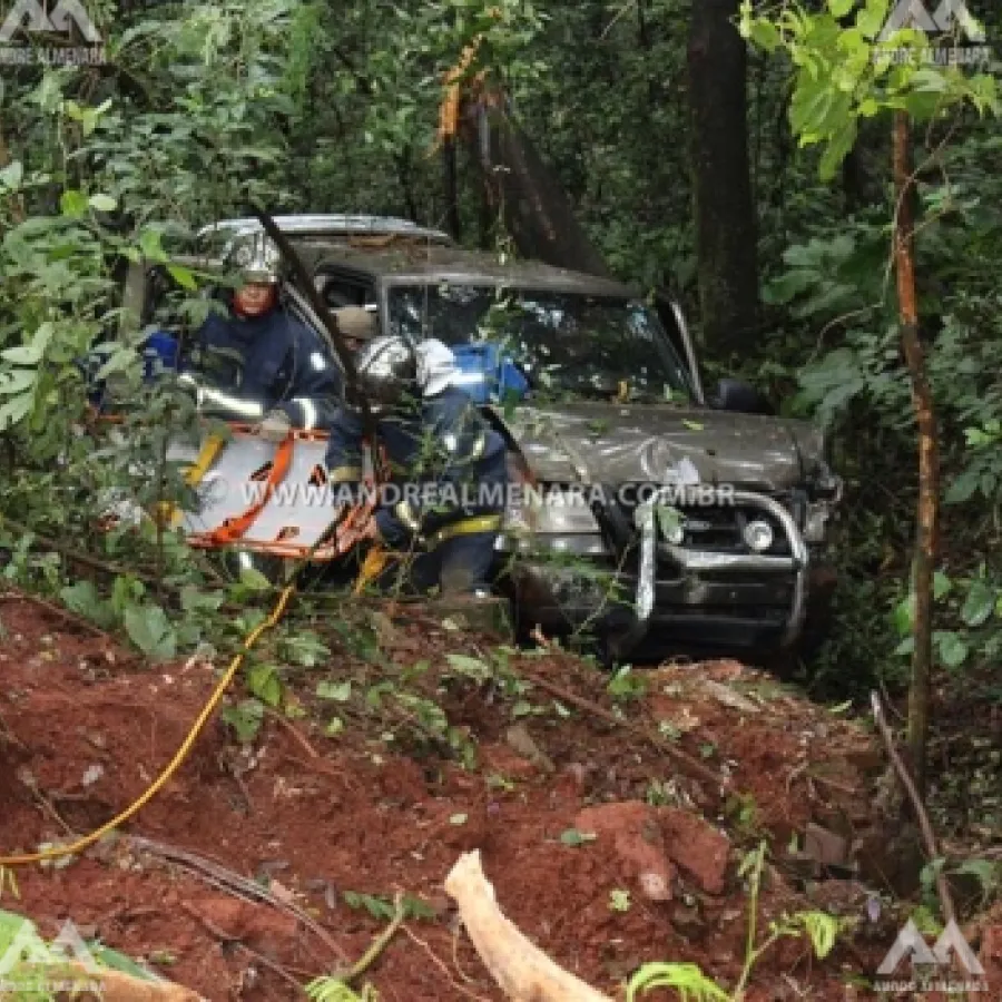 MOTORISTA PERDE CONTROLE DE CAMIONETE EM MARINGÁ E INVADE BOSQUE 2.