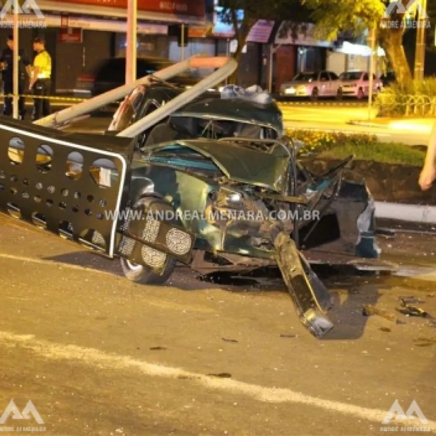 MOTORISTA COM SINAIS DE EMBRIAGUÊZ DERRUBA SEMÁFORO EM MARINGÁ