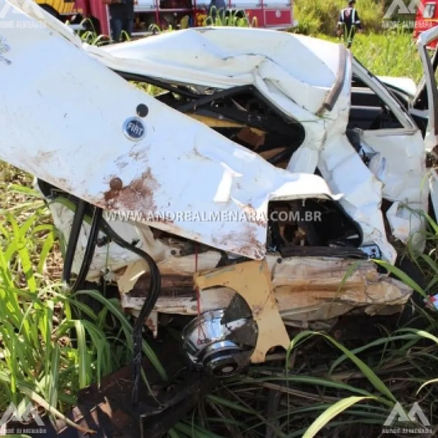 CARRO DESPENCA EM RIBANCEIRA EM IGUARAÇU DEIXANDO DUAS PESSOAS GRAVEMENTE FERIDAS