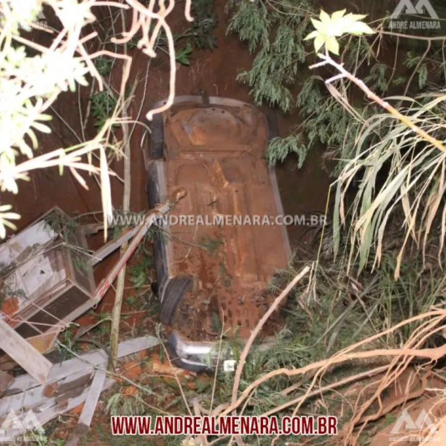 Homem escapa da morte após carro cair em ribanceira no Contorno Sul em Maringá