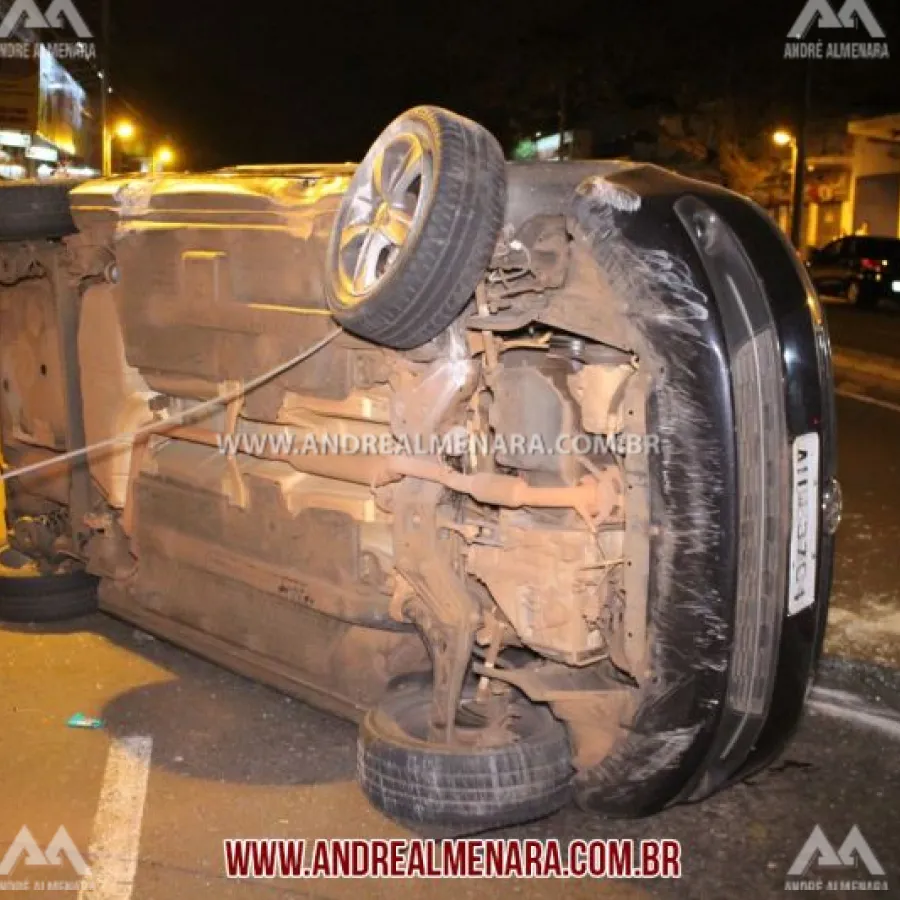 Automóvel fura sinal vermelho e causa acidente no Maringá Velho