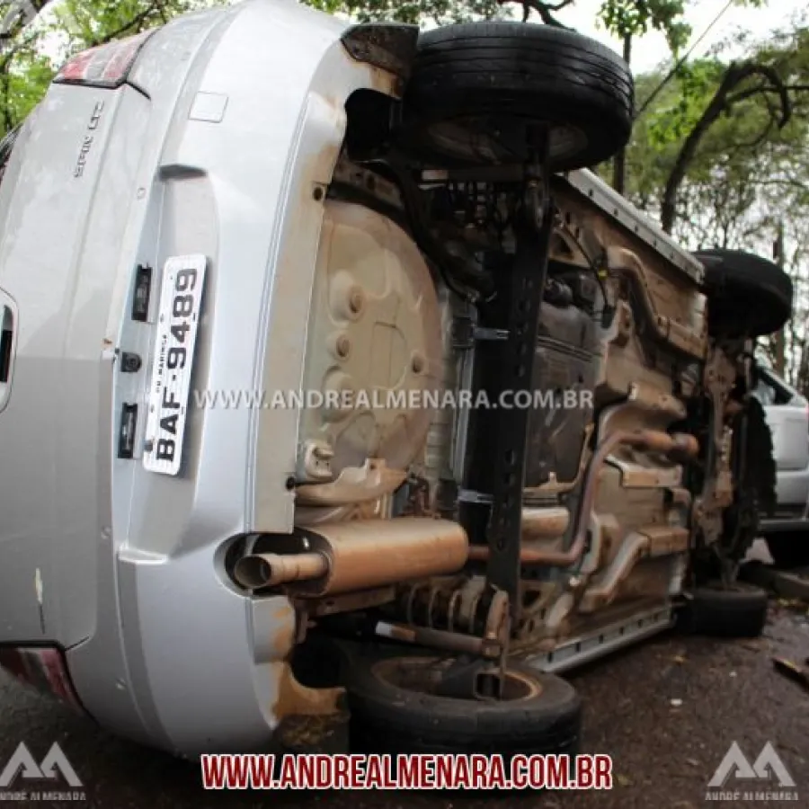 Mulher se envolve em acidente na zona 5 em Maringá e bate em outros dois carros