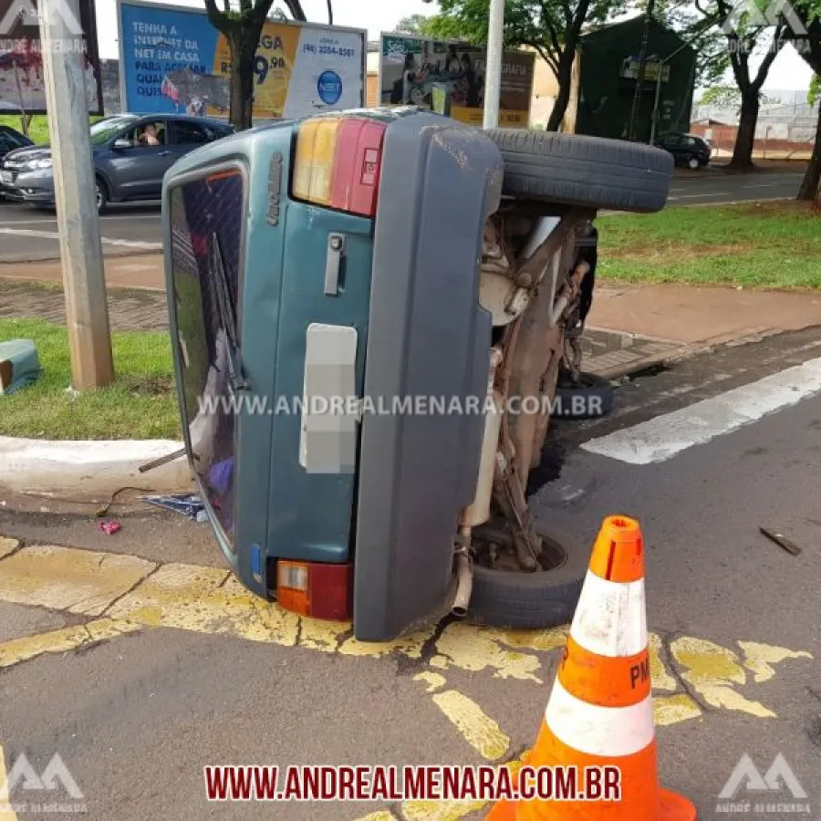 Acidente na Avenida Tuiuti em Maringá deixa veículo tombado