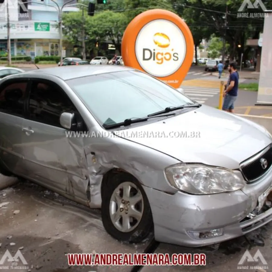 Veículo colide com outro carro e invade posto de combustíveis