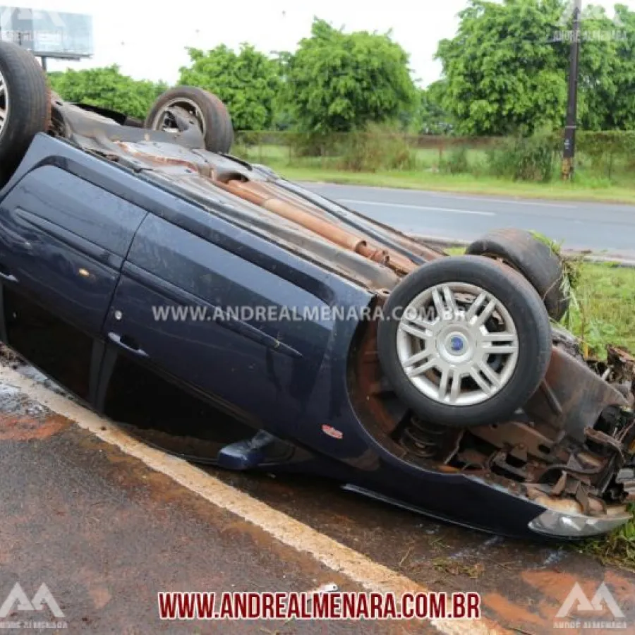 Motorista sai ileso de capotamento na rodovia em Maringá