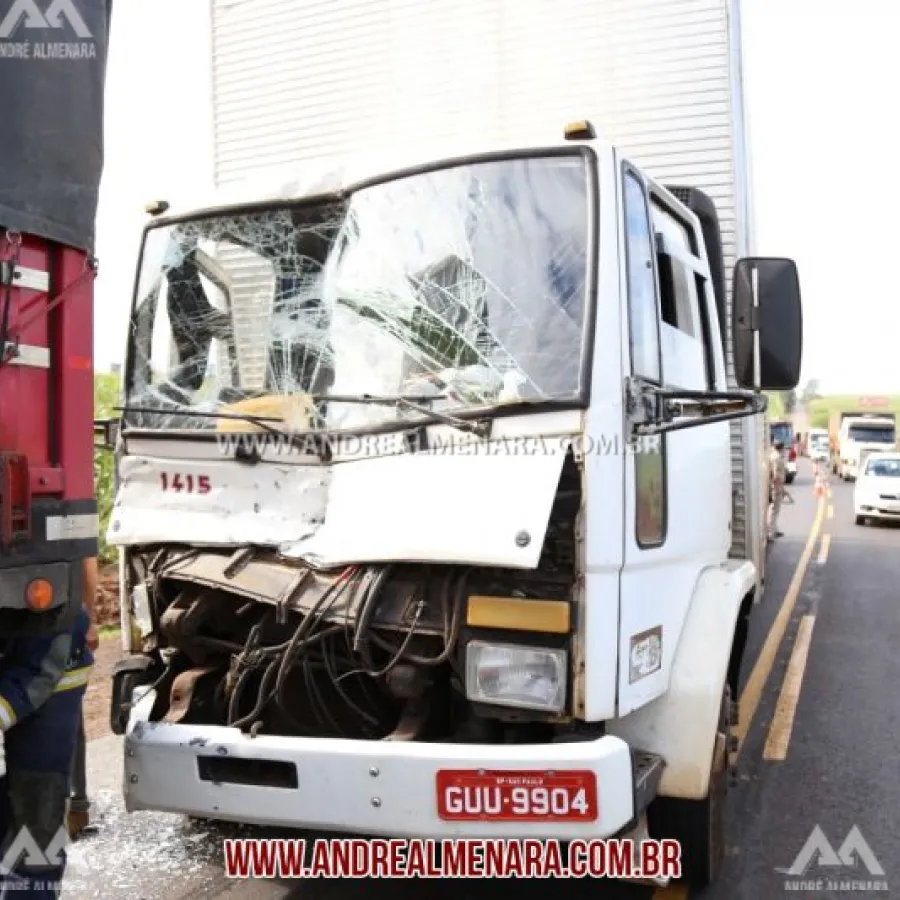 Dois caminhões se envolvem em acidente na rodovia em Paiçandu