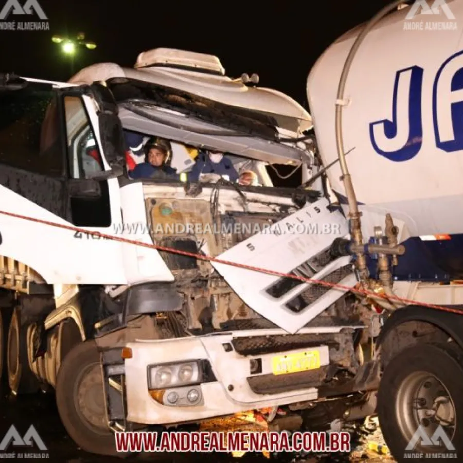 Motorista fica ferido em acidente com duas carretas em Sarandi