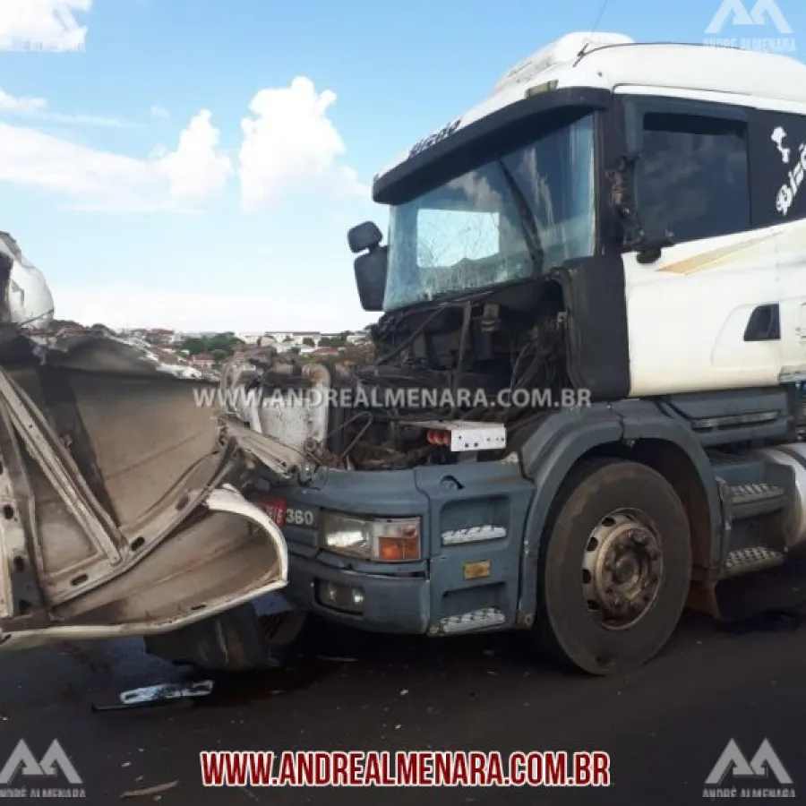 Acidente com carreta e caminhão em Mandaguaçu causa destruição