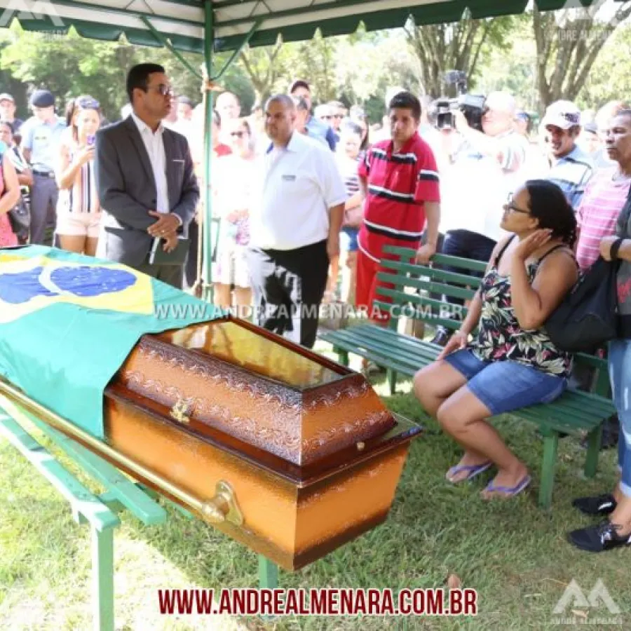Soldado morto é enterrado sob forte comoção em Maringá