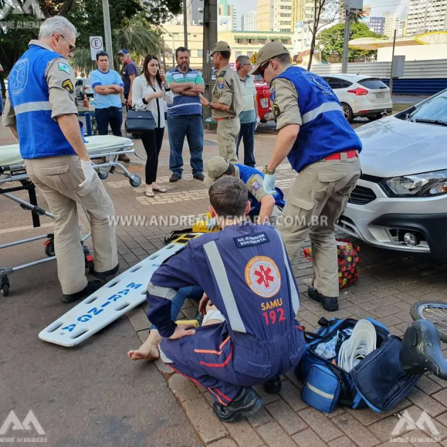 Mulher que pilotava bicicleta é atropelada por carro no centro de Maringá