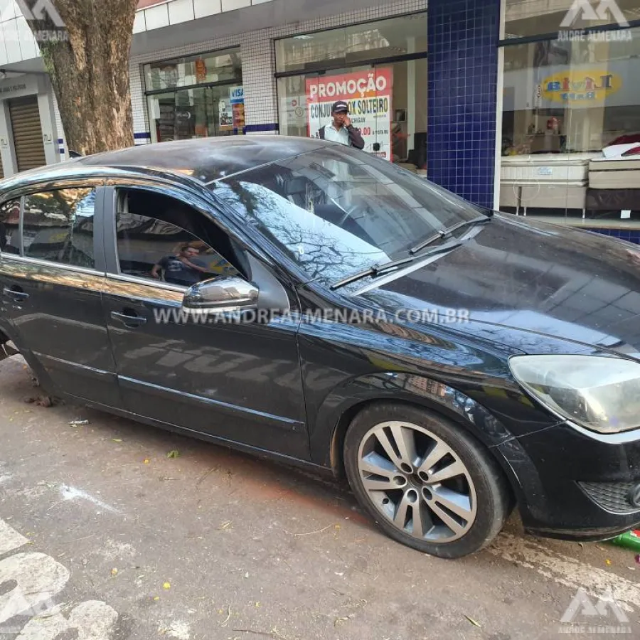 Carro invade semáforo vermelho causando acidente no centro de Maringá