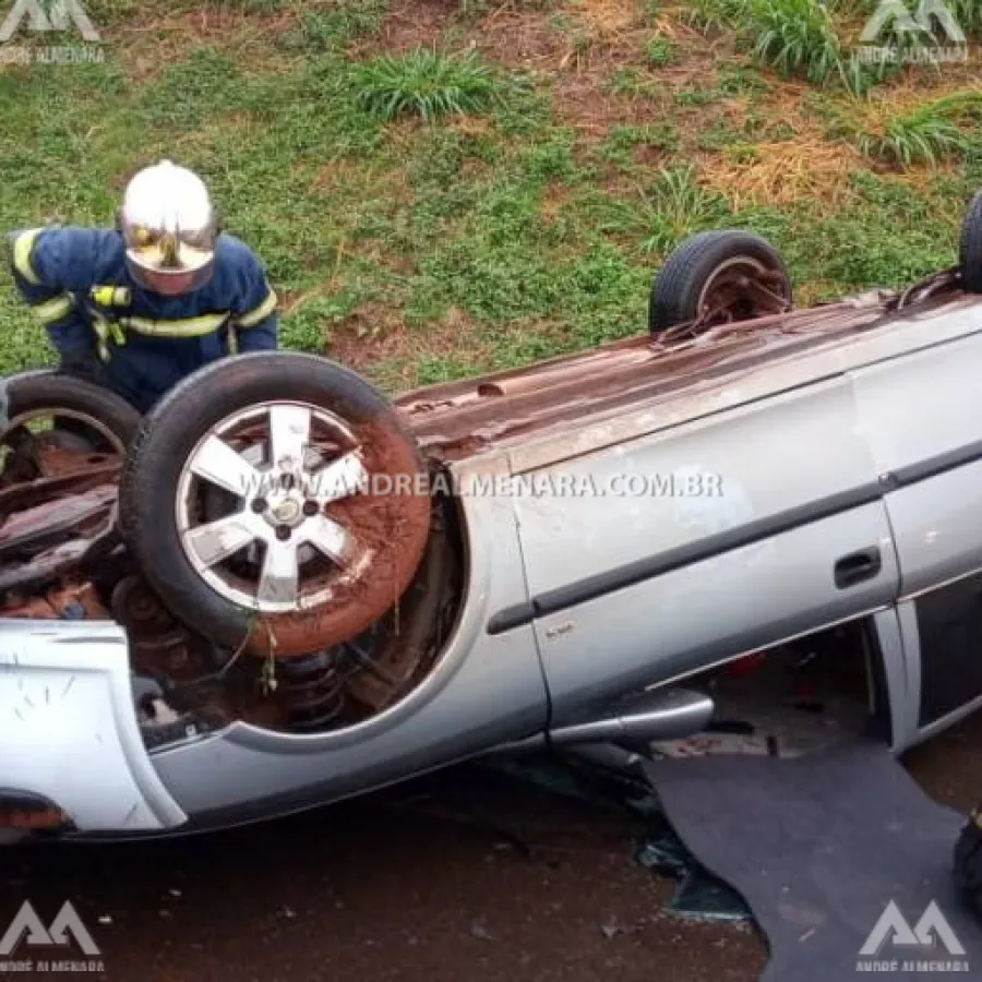 Motorista sai da pista 323 e capota veículo