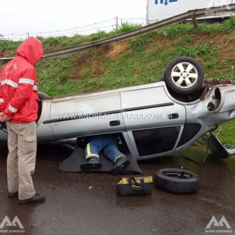 Motorista sai da pista 323 e capota veículo