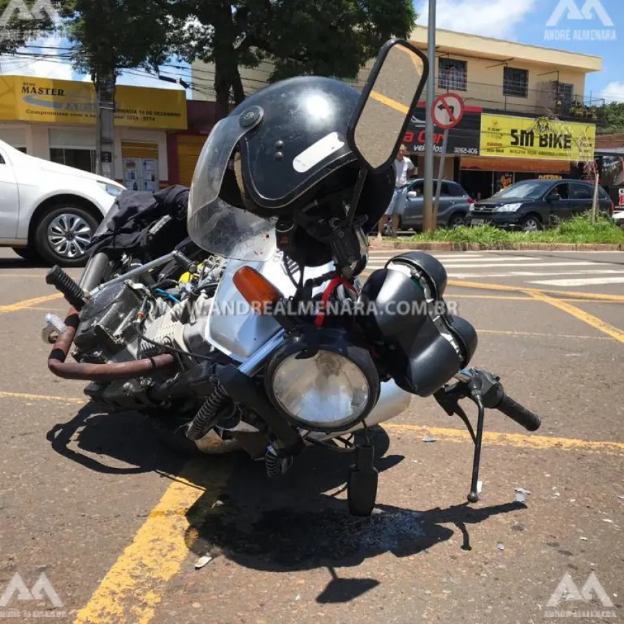 Motociclista fica ferido após carro invadir preferencial