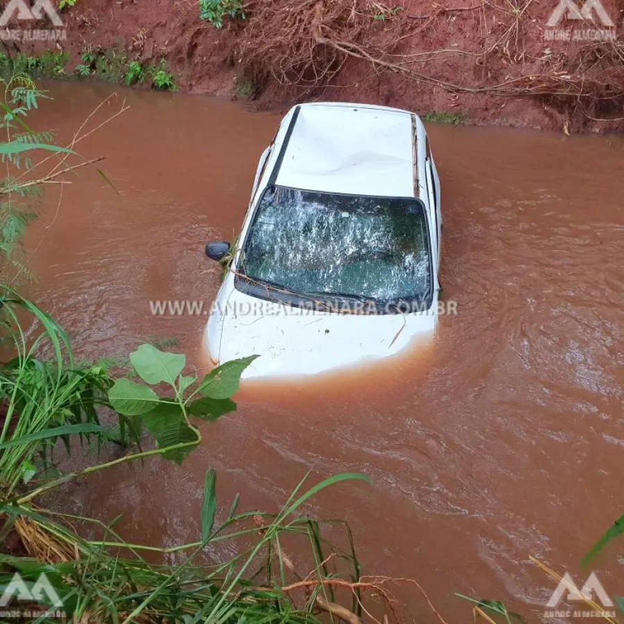 Carro cai em rio após família sofrer acidente na rodovia de Ivatuba