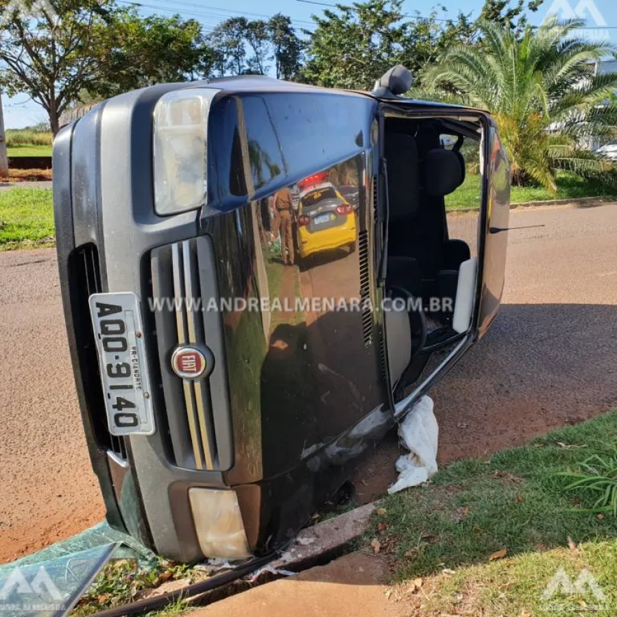 Colisão entre dois veículos deixa um tombado em Maringá