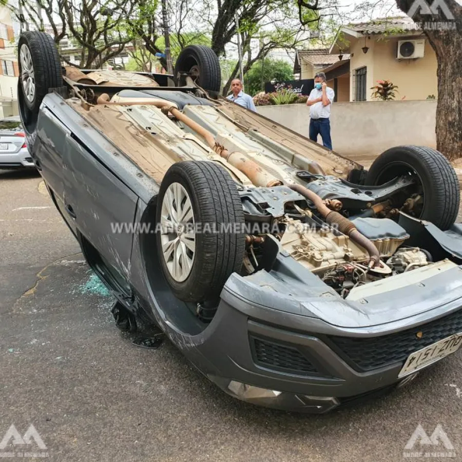 Motorista de Cuiabá invade preferencial e capota veículo em Maringá