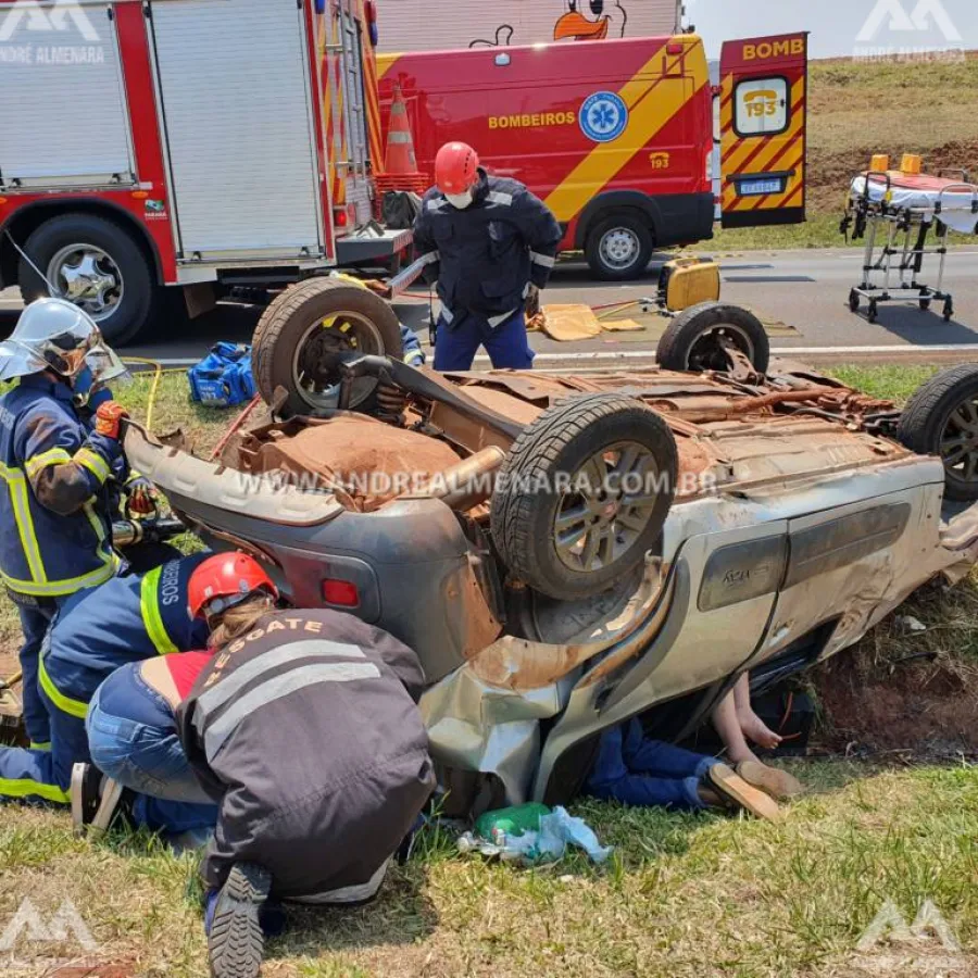 Três pessoas ficam feridas em capotamento na rodovia BR-376 em Maringá