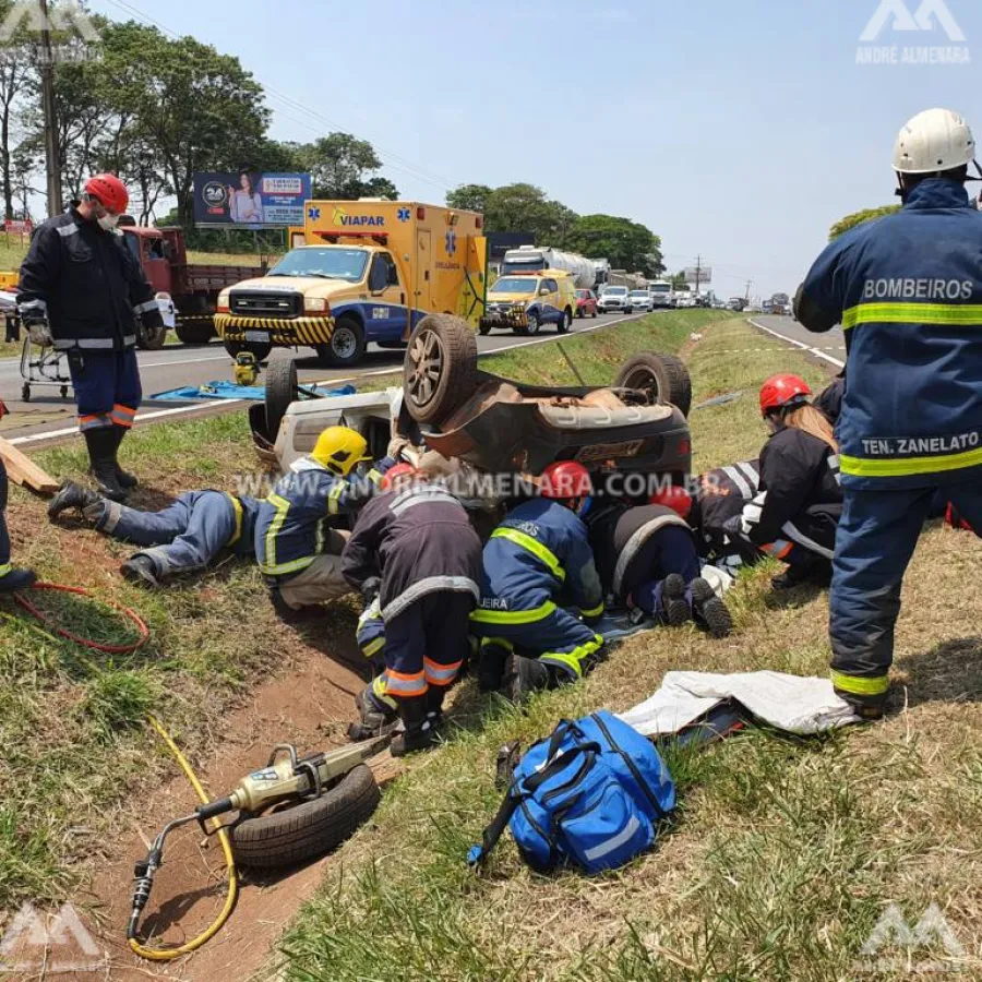 Três pessoas ficam feridas em capotamento na rodovia BR-376 em Maringá