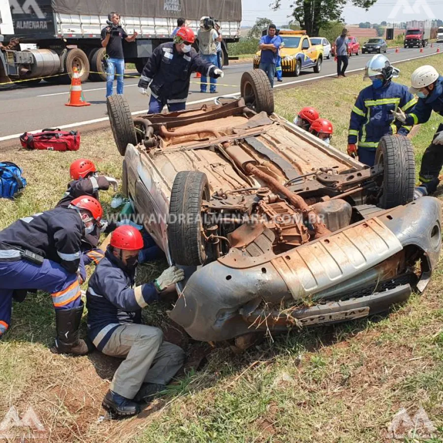 Três pessoas ficam feridas em capotamento na rodovia BR-376 em Maringá