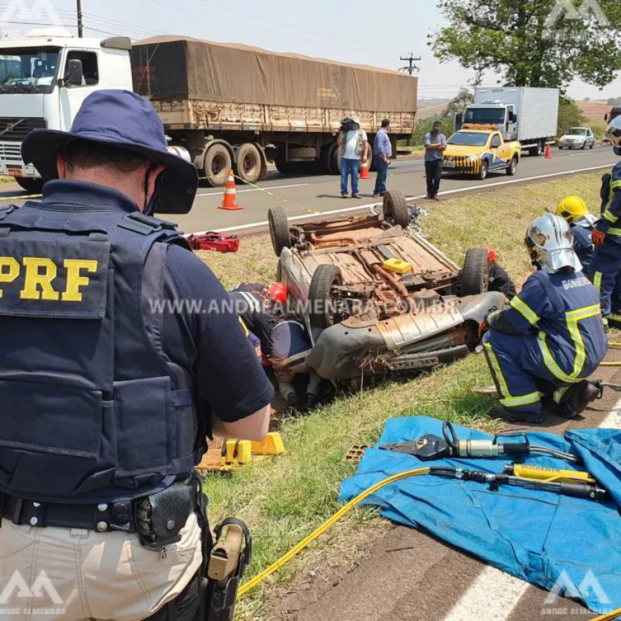 Três pessoas ficam feridas em capotamento na rodovia BR-376 em Maringá