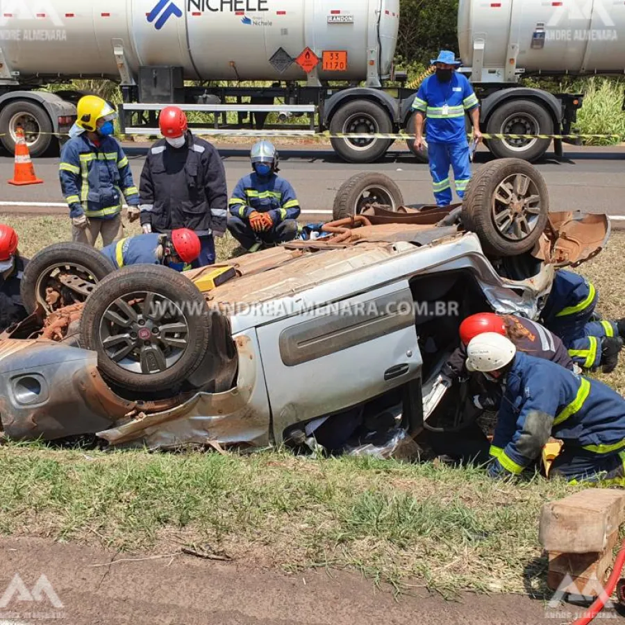 Três pessoas ficam feridas em capotamento na rodovia BR-376 em Maringá