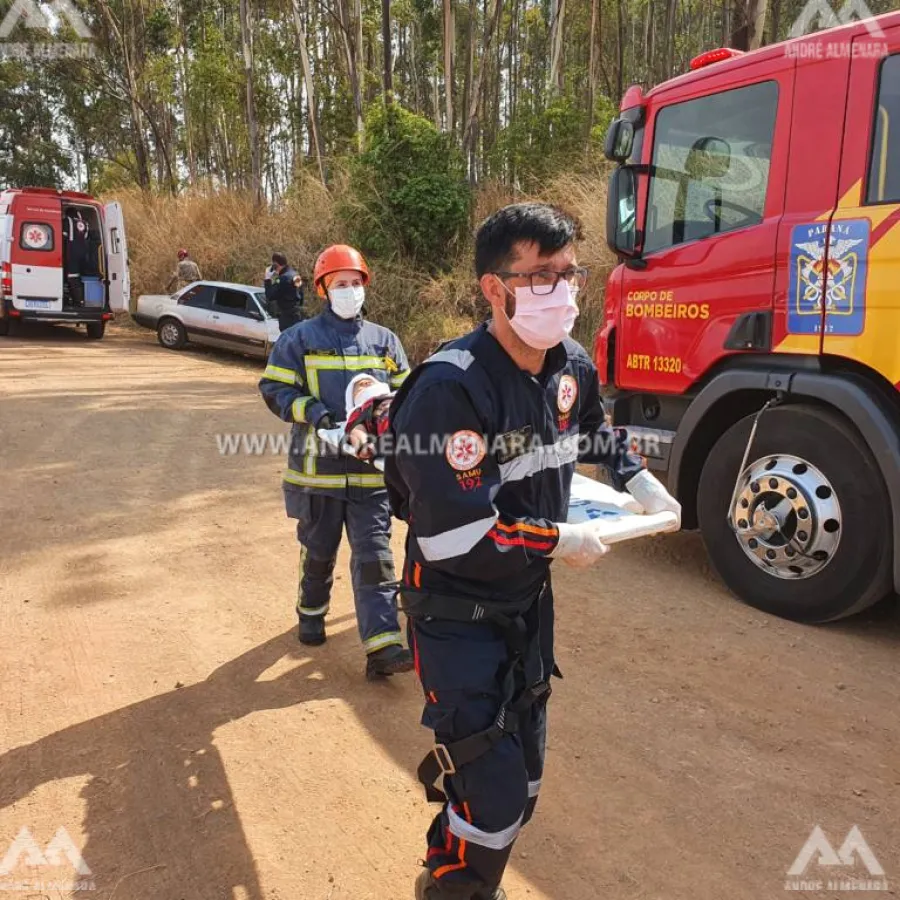 Duas crianças ficam feridas após veículo capotar em Mandaguaçu