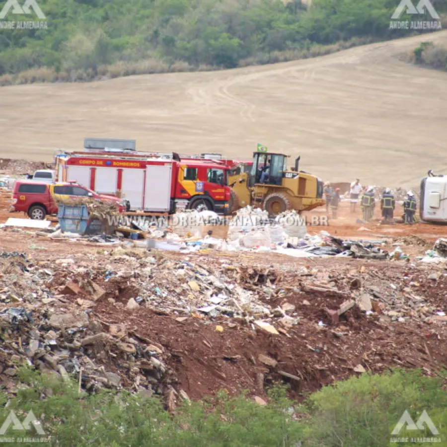 Trabalhador morre esmagado após carreta tombar em Maringá