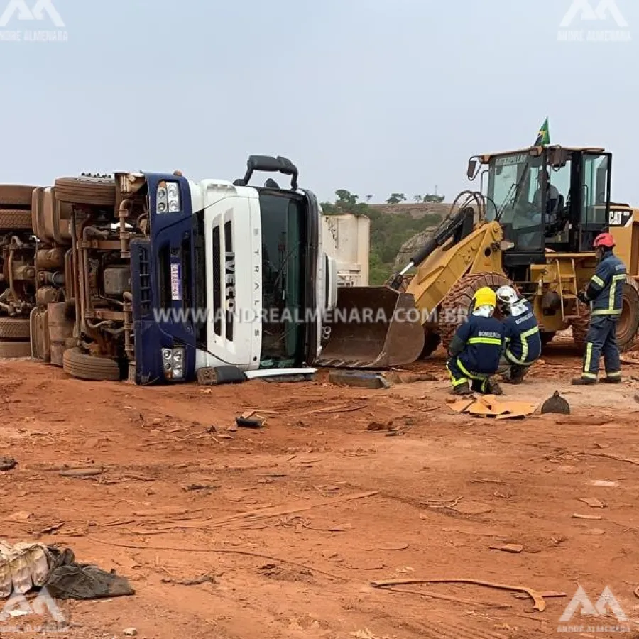 Trabalhador morre esmagado após carreta tombar em Maringá