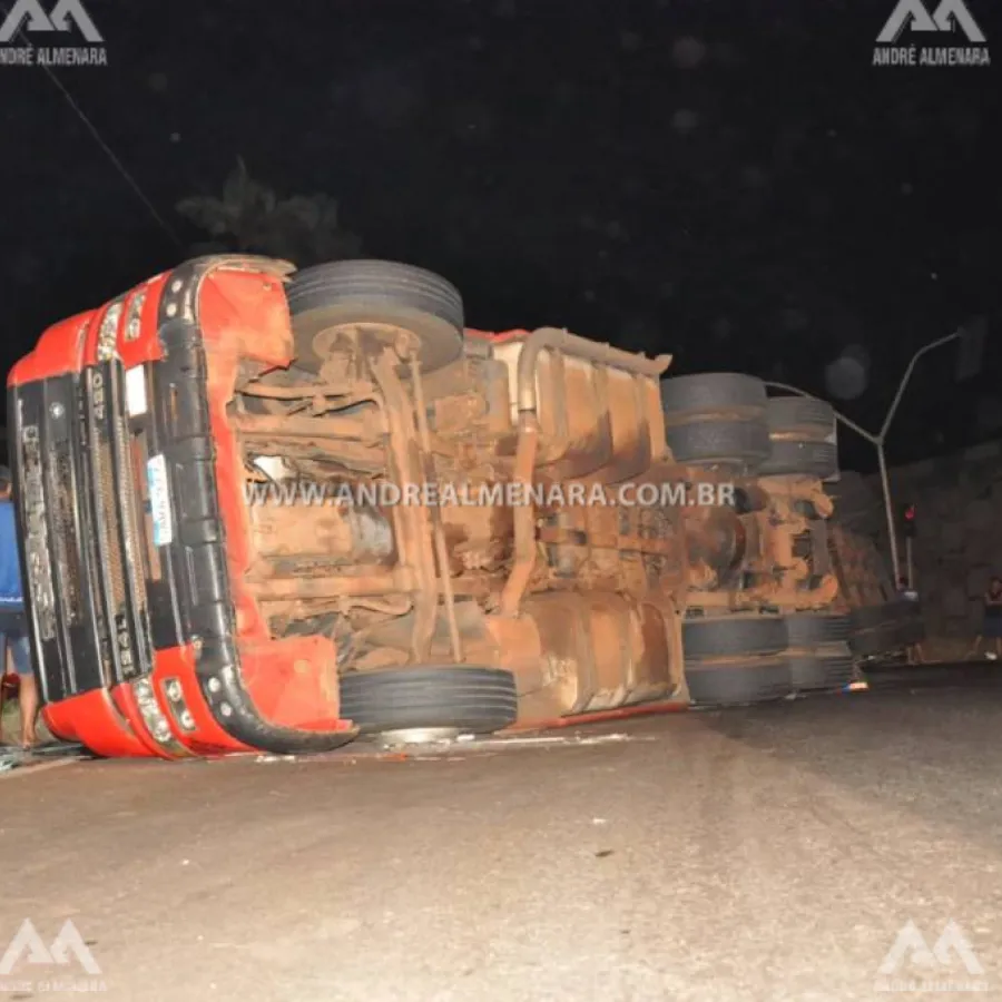 Carreta Scania do Paraguai tomba na cidade de Maringá