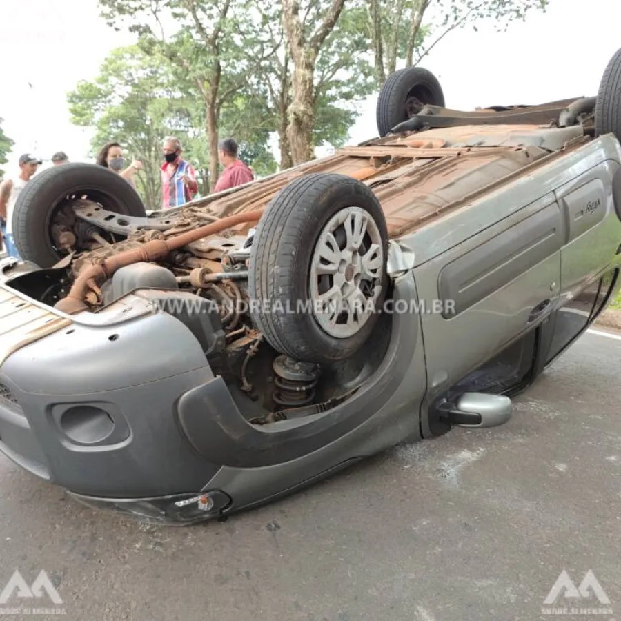 Mulher é socorrida após capotar veículo na Avenida Tuiuti em Maringá