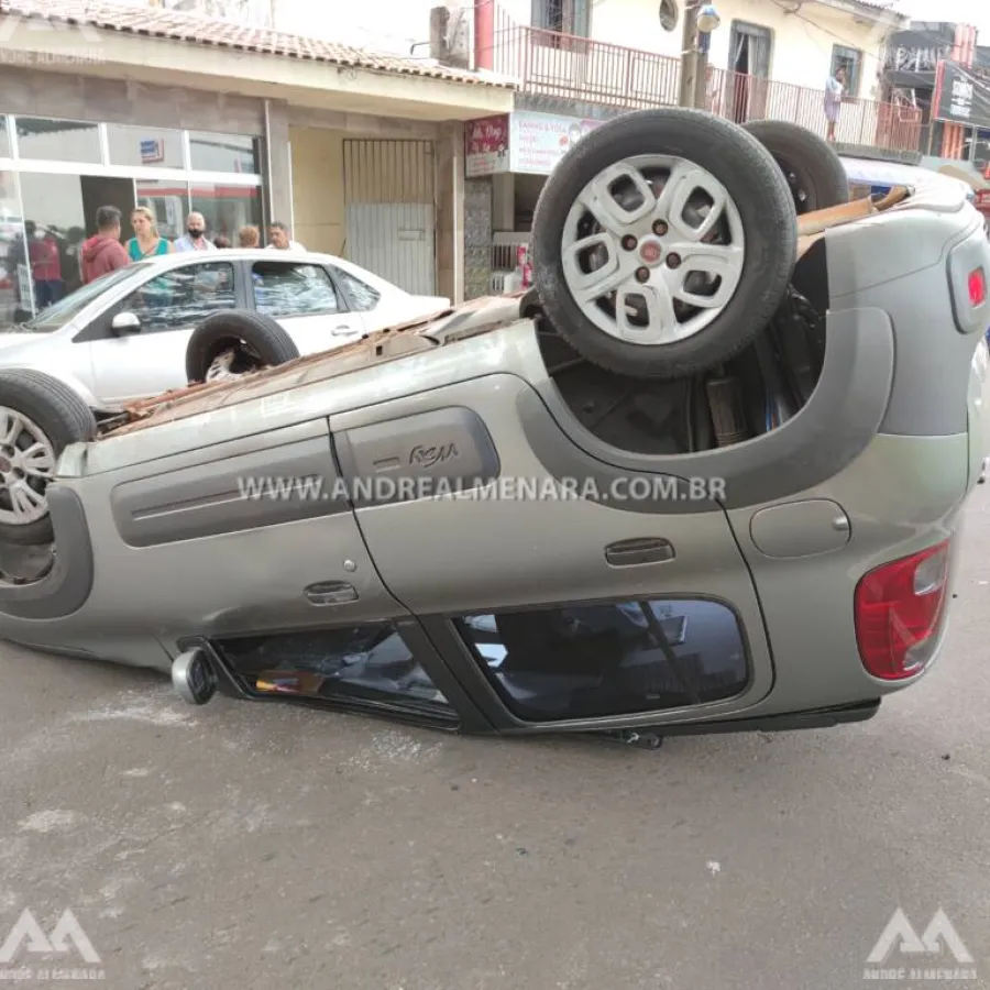 Mulher é socorrida após capotar veículo na Avenida Tuiuti em Maringá