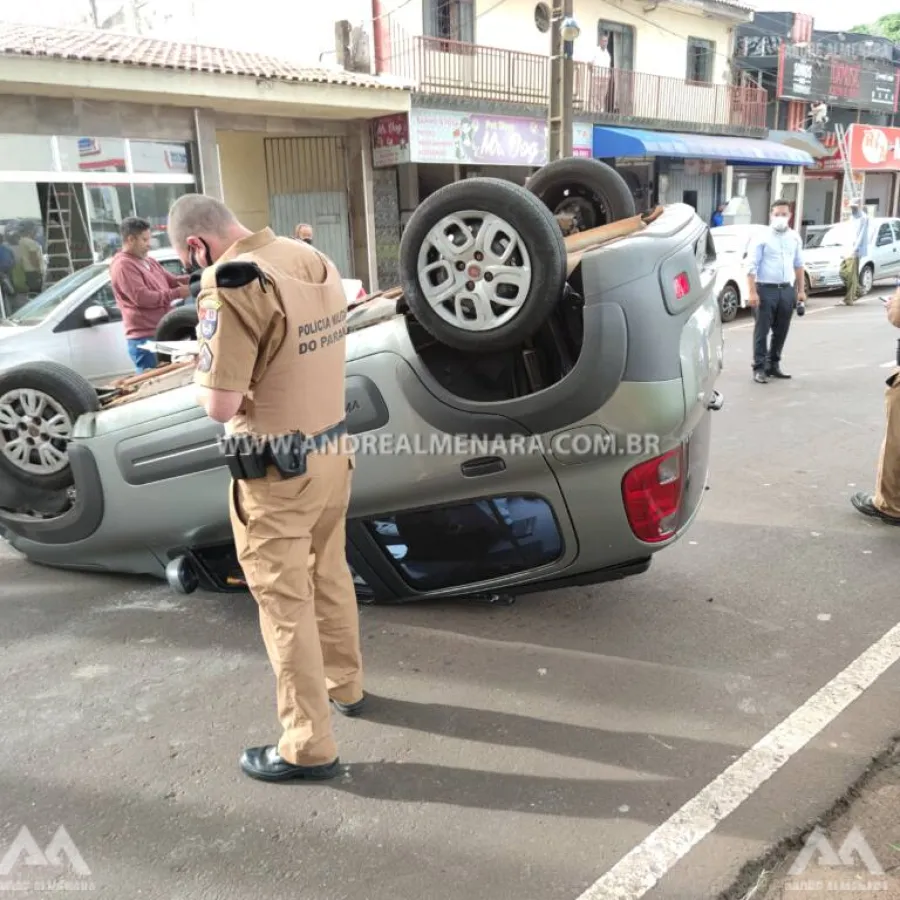 Mulher é socorrida após capotar veículo na Avenida Tuiuti em Maringá