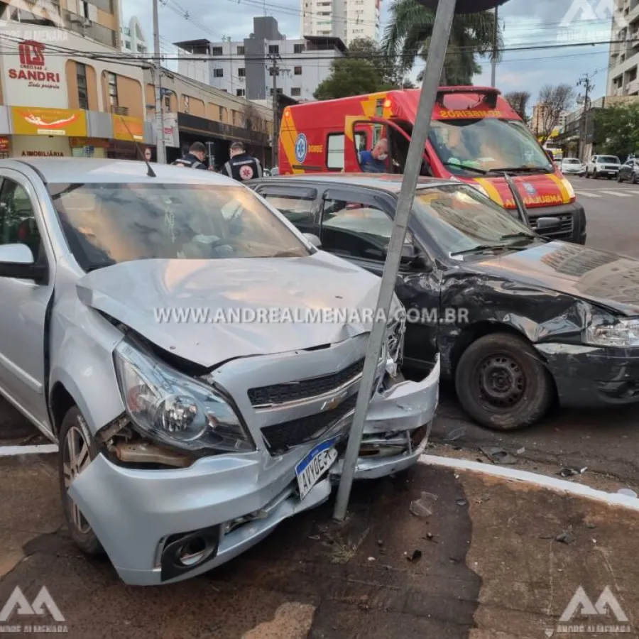 Acidente em cruzamento no centro de Maringá deixa mulher ferida