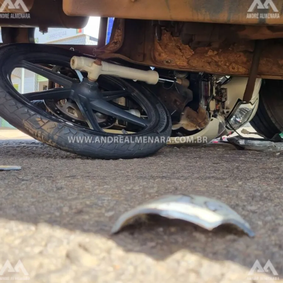 Motociclista sofre acidente e vai parar debaixo dos rodados de caminhão