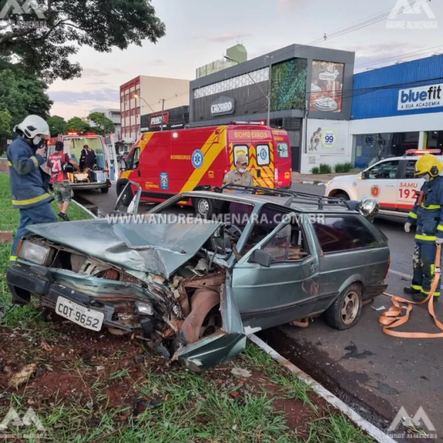 Três pessoas ficam feridas em acidente na Avenida Colombo em Maringá