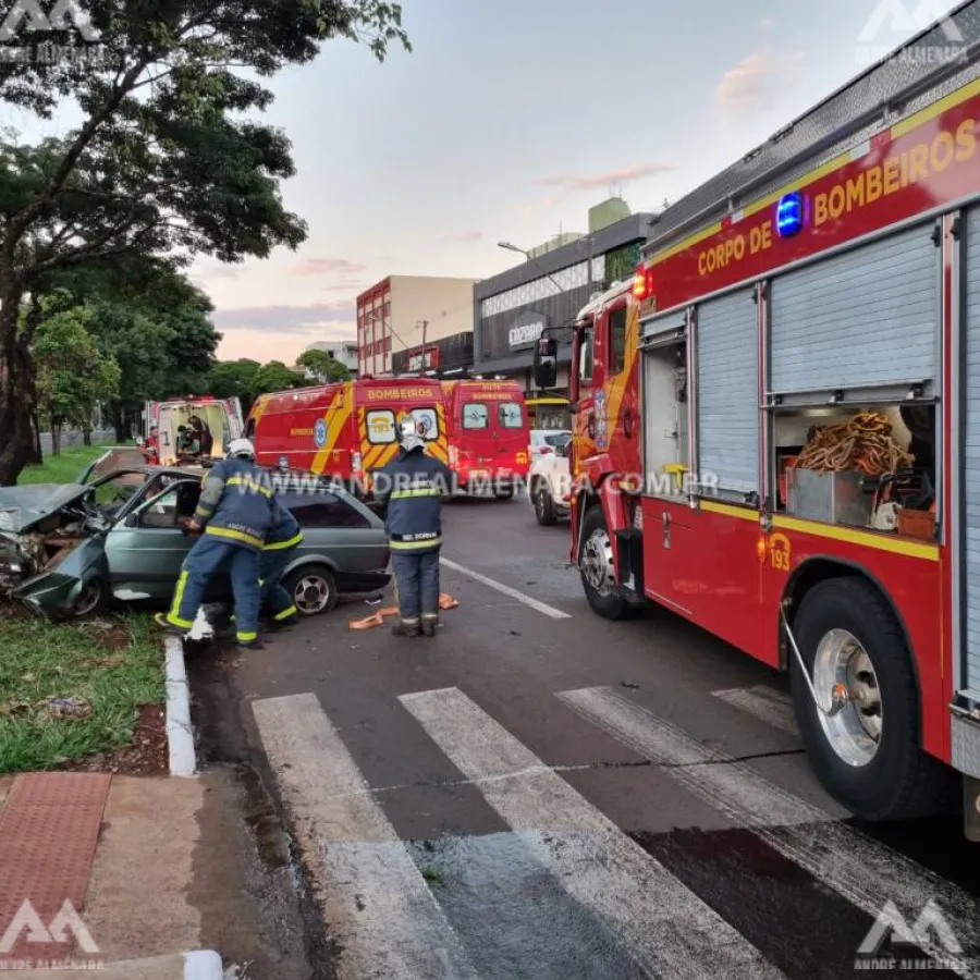 Três pessoas ficam feridas em acidente na Avenida Colombo em Maringá