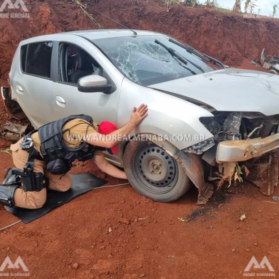 Motorista abandona veículo carregado de maconha após capotar na 323