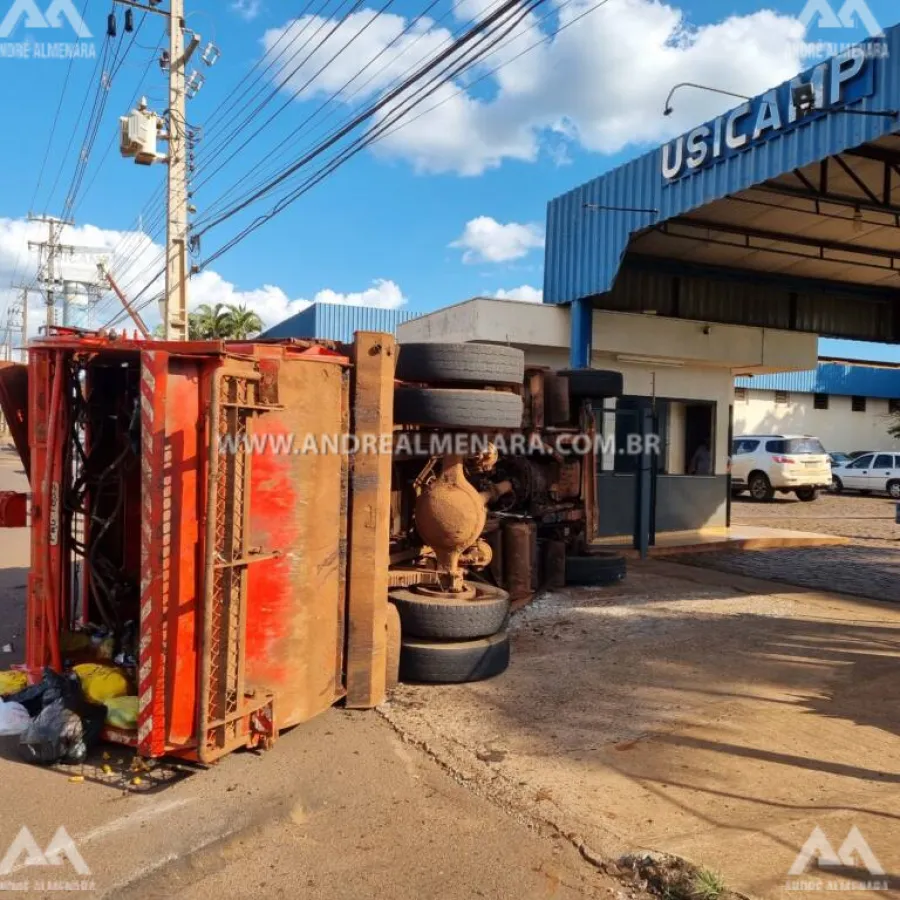 Caminhão de coleta de lixo tomba na frente de empresa