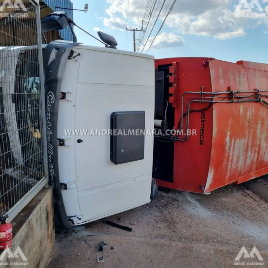 Caminhão de coleta de lixo tomba na frente de empresa