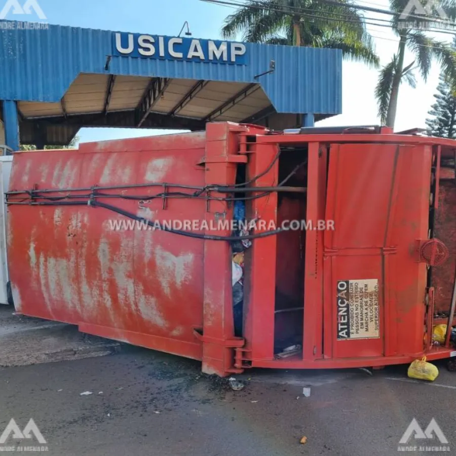 Caminhão de coleta de lixo tomba na frente de empresa