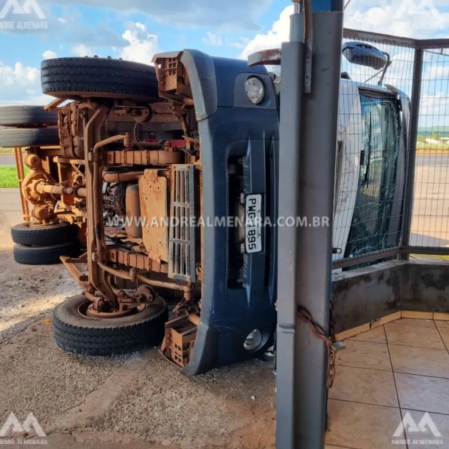 Caminhão de coleta de lixo tomba na frente de empresa