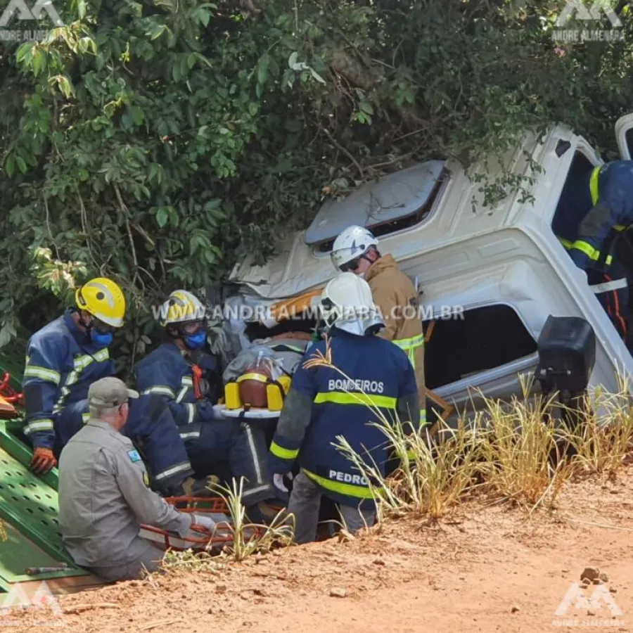 Motorista de 51 anos fica ferido após caminhão cair em rio em Mandaguaçu