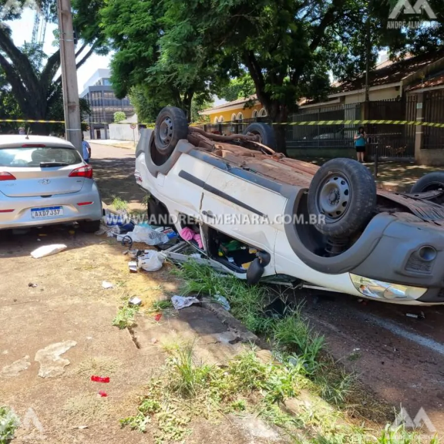 Carro causa acidente seguido de capotamento após invadir preferencial