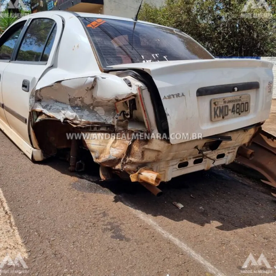 Mulher bate em automóvel parado na Avenida Laguna em Maringá