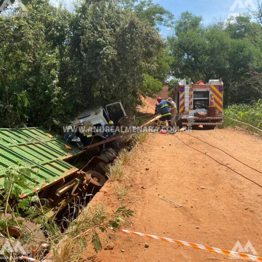 Motorista de 51 anos fica ferido após caminhão cair em rio em Mandaguaçu