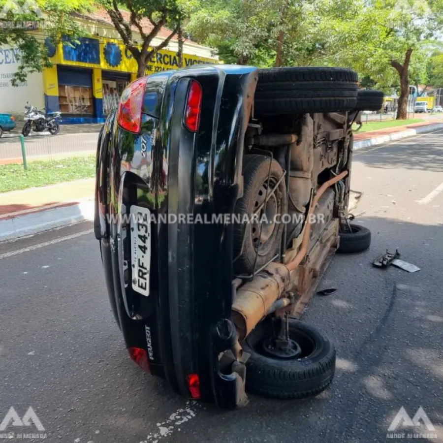 Carro tomba ao bater em outro veículo parado no centro de Maringá